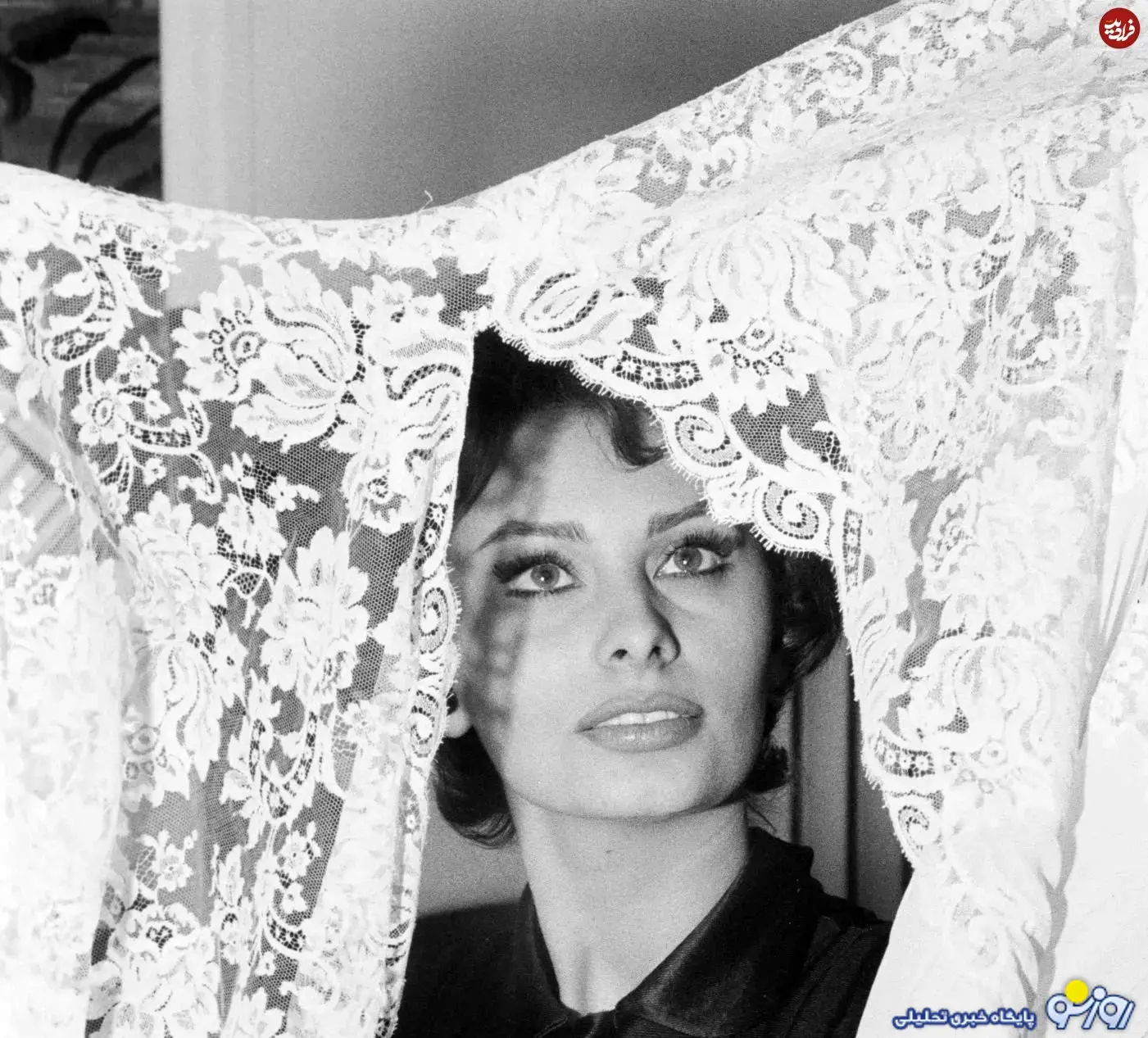 عکسی از سوفیا لورن در حال آماده شدن برای دیدار با ملکه الیزابت