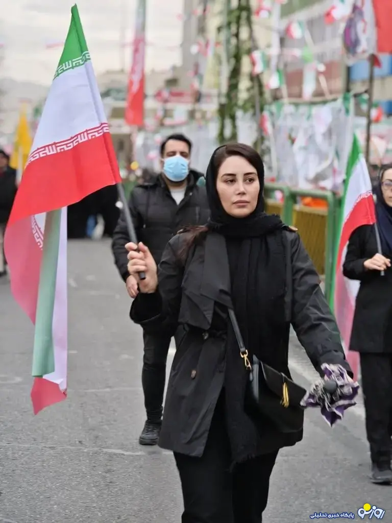 تصویر زنانی با پوشش متفاوت در مراسم امروز