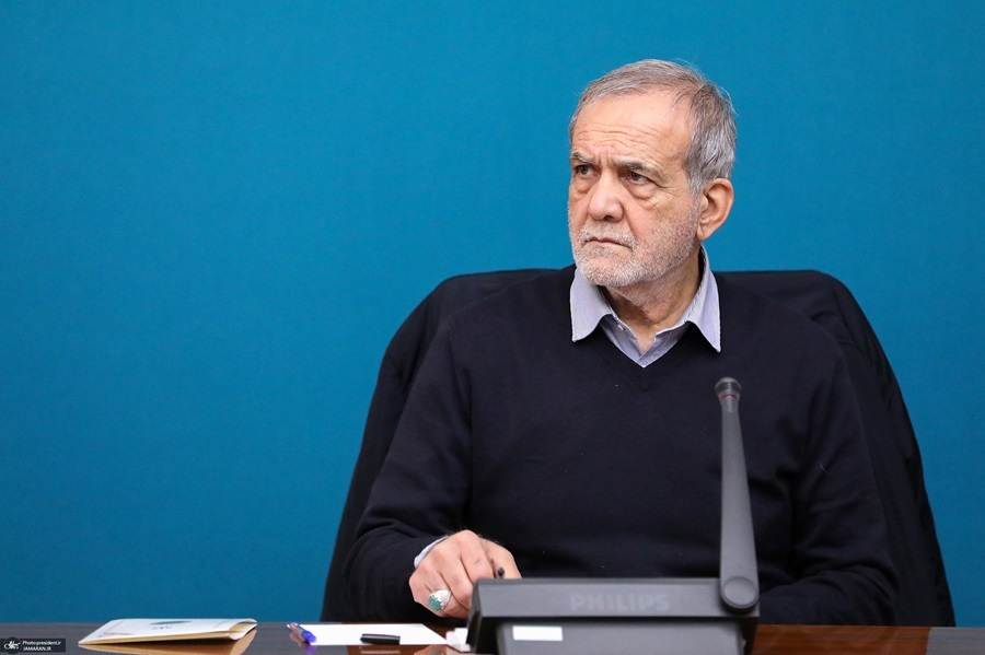 پزشکیان: وزیر اطلاعات موضوع هنرمندانی که احیاناً بازداشت شدهاند بررسی و مسائل آنان را حلوفصل کند / جامعه ما زخمی است؛ اگر این زخم درمان نشود، ممکن است کل جامعه را گرفتار کند / مردم در رنج معیشتی به سر میبرند و در کنار آن، فشارهای بیرونی نیز وجود دارد پزشکیان: وزیر اطلاعات موضوع هنرمندانی که احیاناً بازداشت شدهاند بررسی و مسائل آنان را حلوفصل کند / جامعه ما زخمی است؛ اگر این زخم درمان نشود، ممکن است کل جامعه را گرفتار کند / مردم در رنج معیشتی به سر میبرند و در کنار آن، فشارهای بیرونی نیز وجود دارد