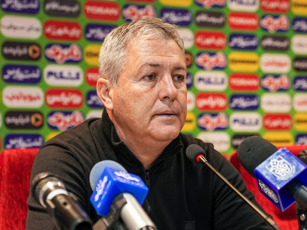 عکس از دراگان اسکوچیچ سرمربی تراکتور در کنفرانس خبری