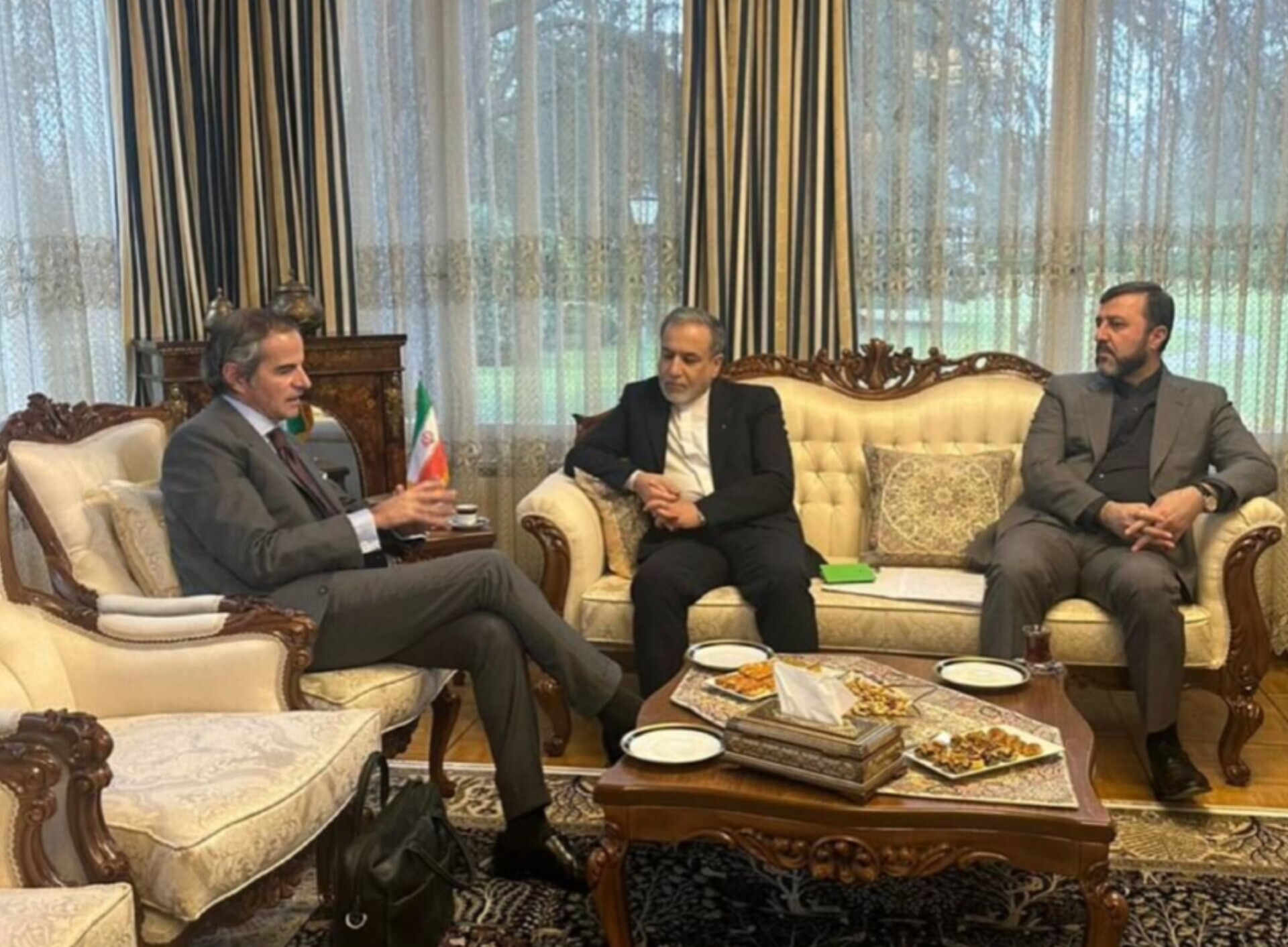 گروسی پس از دیدار با عراقچی: مذاکرات فنی عمیقی در راستای آمادهسازی برای مذاکرات مهم ژنو انجام شد گروسی پس از دیدار با عراقچی: مذاکرات فنی عمیقی در راستای آمادهسازی برای مذاکرات مهم ژنو انجام شد