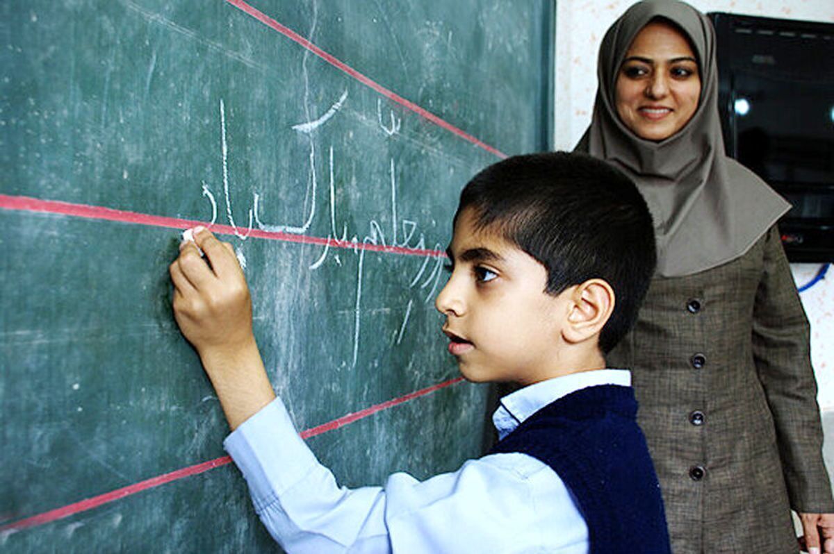 شگفتانه دولت برای معلمان در راه است/ هدیه نقدی روز معلم ۱۴۰۴ مشخص شد