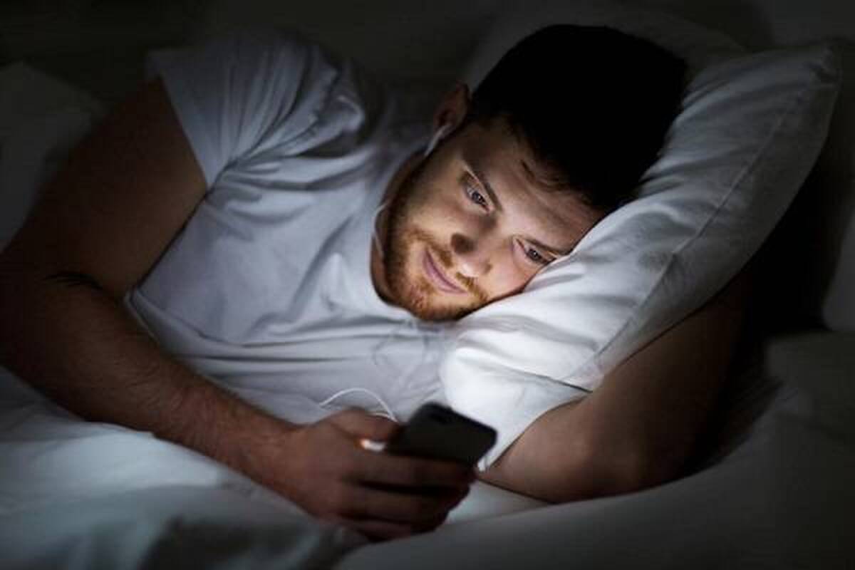 نور آبی موبایل در شب این بلا‌ها را سرتان می‌آورد