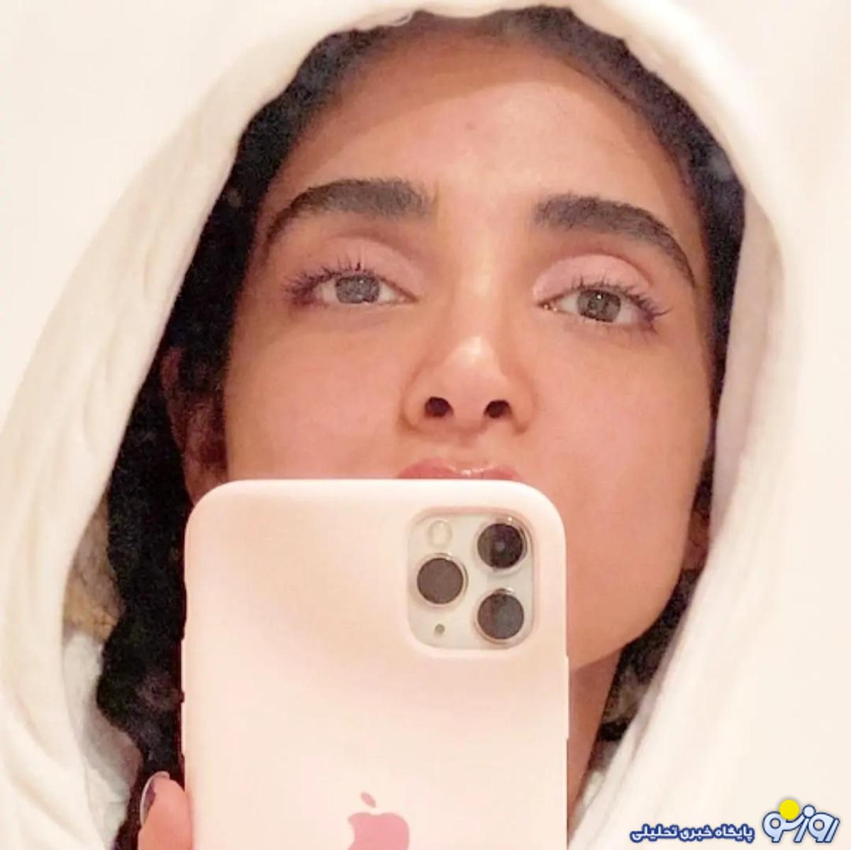 سلفی جنجالی الهه حصاری با هودی سفید و جذابش در اتاق خواب سلفی جنجالی الهه حصاری با هودی سفید و جذابش در اتاق خواب