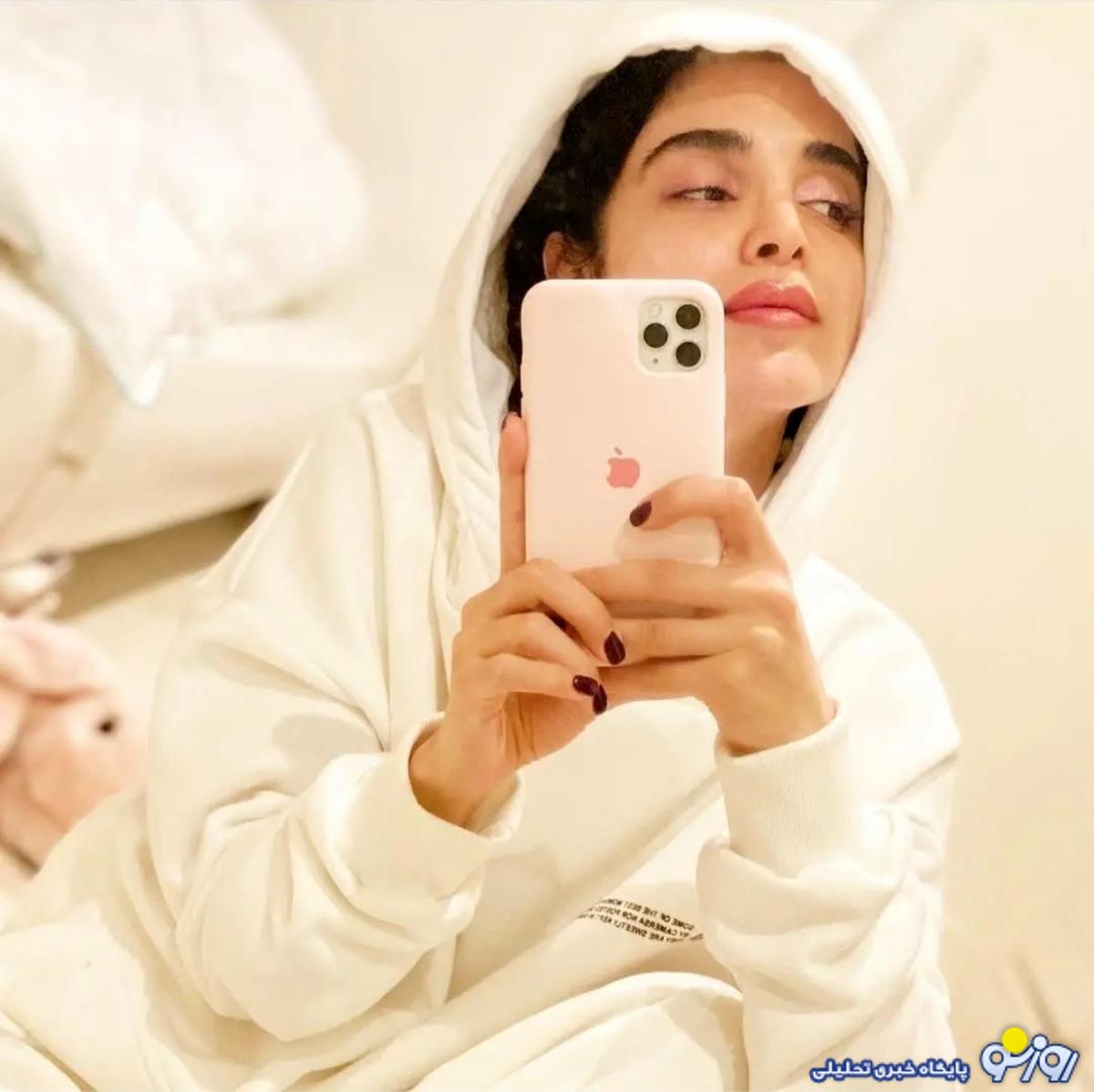 سلفی جنجالی الهه حصاری با هودی سفید و جذابش در اتاق خواب سلفی جنجالی الهه حصاری با هودی سفید و جذابش در اتاق خواب