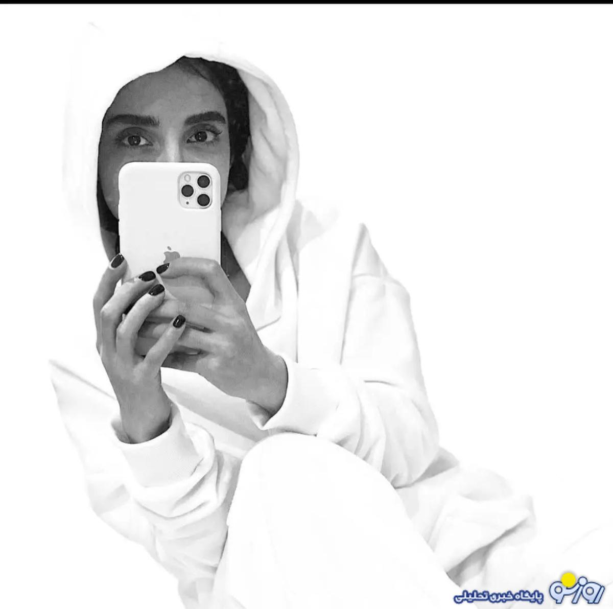 سلفی جنجالی الهه حصاری با هودی سفید و جذابش در اتاق خواب سلفی جنجالی الهه حصاری با هودی سفید و جذابش در اتاق خواب