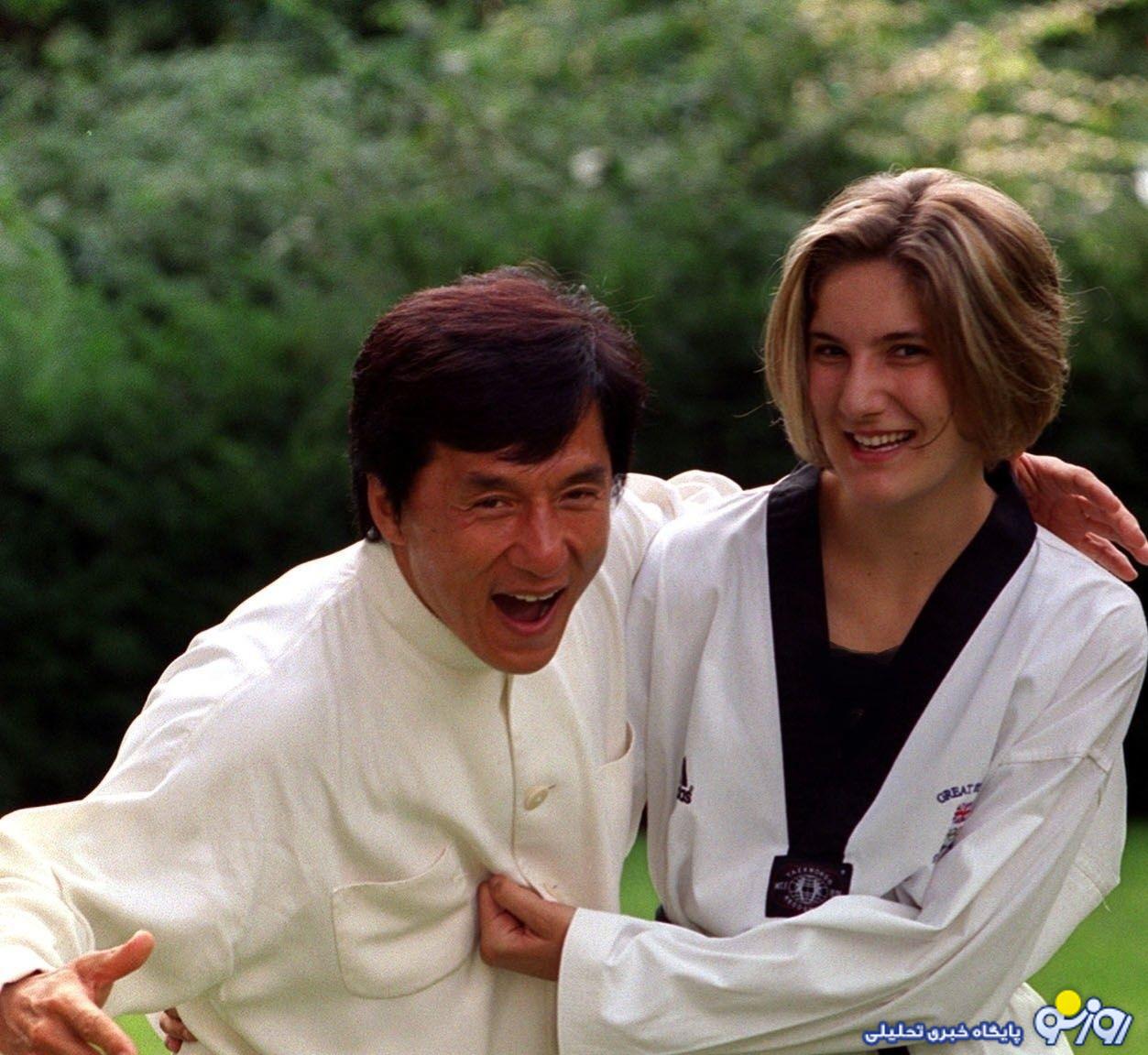 مبارزه «جکی چان با دختر تکواندو کار المپیکی انگلیس»؛ سال 1379/عکس مبارزه «جکی چان با دختر تکواندو کار المپیکی انگلیس»؛ سال 1379/عکس