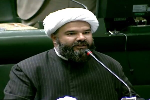 نیک بین، نماینده مجلس: کامیون‌داران، معدن‌داران و کارخانه‌داران معترض‌اند؛ این حجم از اعتراضات غیرطبیعی است / انگار این روزها دست پشت پرده‌ای مردم را به سمت اغتشاش، اعتراض و تجمع پیش می‌برد / حتما در قصه نانوایی‌ها، نارضایتی عظیم کامیون‌داران و معدن‌داران و حوزه سیمان دستی در کار است