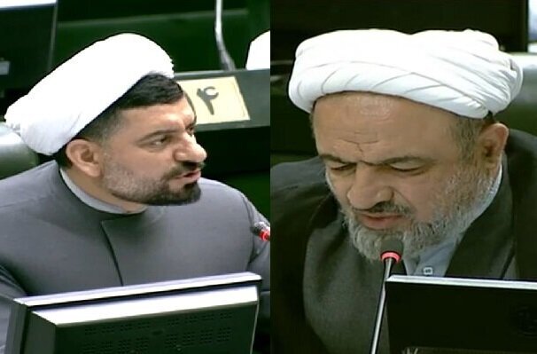 رسایی: فراکسیون انقلاب که در طول یک سال گذشته هیچ جلسه‌ای برگزار نکرده، می‌خواهد صبح سه‌شنبه جلسه‌ مشورتی در صحن علنی برای انتخابات هیئت رئیسه برگزار کند و بر ریاست قالیباف هم اجماع کرده‌اند / آزادی‌خواه، نماینده ملایر: حرف قالیباف این بود که من نمی‌خواهم رئیس فراکسیون باشم و فرد دیگری رئیس فراکسیون باشد، اما سهم‌خواهی‌ها نگذاشت / جریانی از بیرون مجلس نگذاشت فراکسیون فعال شود