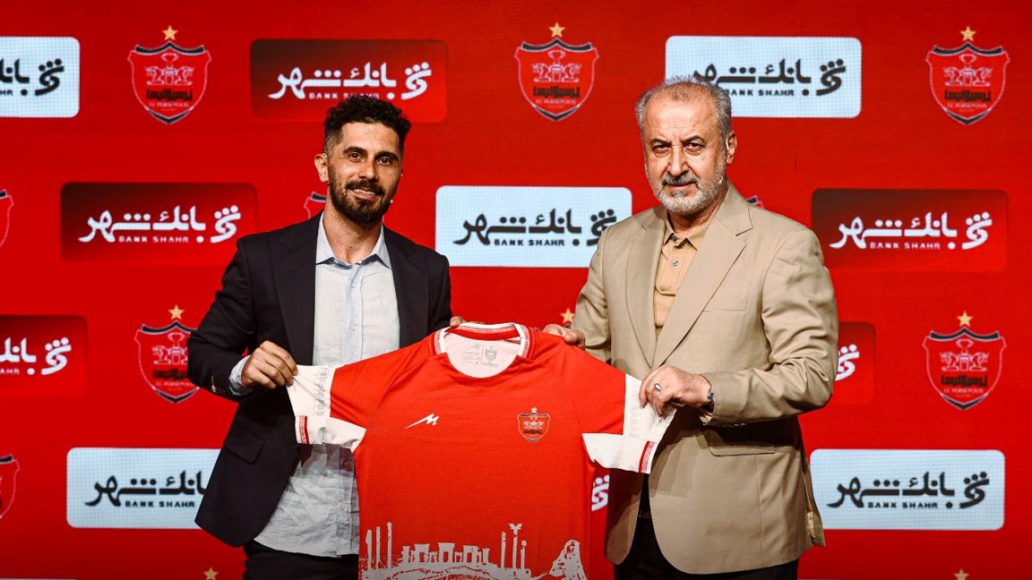 امید عالیشاه وینگر و هافبک پرسپولیس تهران و رضا درویش مدیرعامل پرسپولیس با پیراهن باشگاه پرسپولیس و تمدید قرارداد - لیگ برتر ایران
