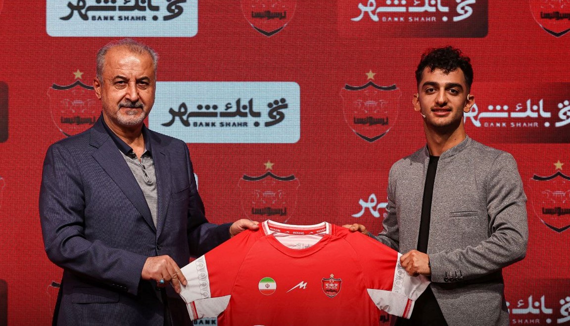 مجتبی فخریان مهاجم جدید پرسپولیس تهران و بازیکن سابق شمس آذر قزوین - رضا درویش مدیرعامل پرسپولیس ودر جلسه جذب مجتبی فخریان توسط پرسپولیس