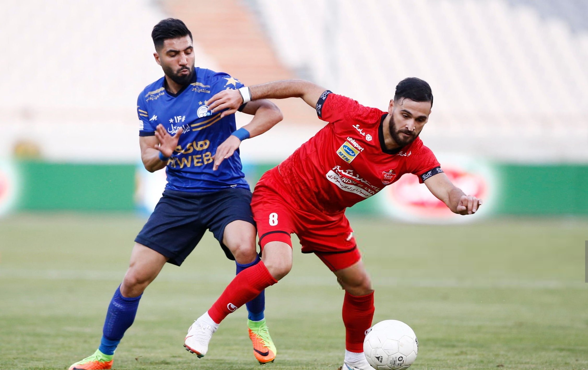 فرشید اسماعیلی هافبک سابق استقلال تهران و احمد نوراللهی بازیکن سابق پرسپولیبس در قابی از دربی پایخت - لیگ برتر ایران