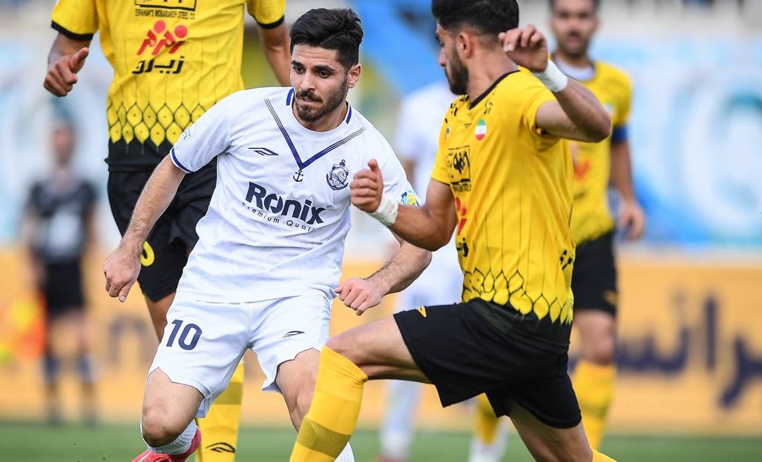 احتمال یک معاوضه‌ی عجیب بین سپاهان و پرسپولیس؛ طلایی‌پوشان مدافع استقلال را هم می‌خواهند
