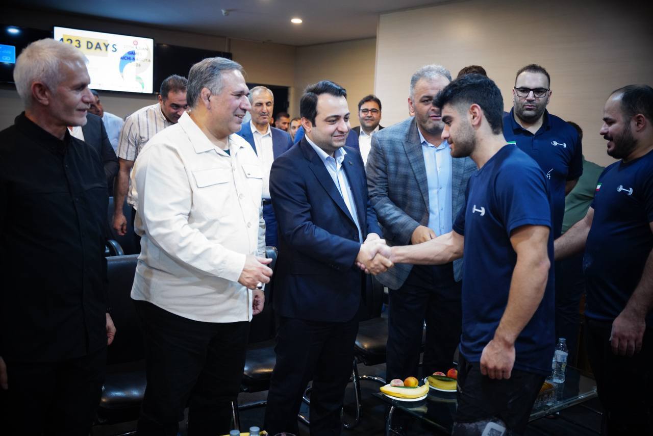 رئیس کمیسیون اقتصادی مجلس و مدیرعامل بانک صادرات ایران در اردوی ملیپوشان وزنهبرداری رئیس کمیسیون اقتصادی مجلس و مدیرعامل بانک صادرات ایران در اردوی ملیپوشان وزنهبرداری