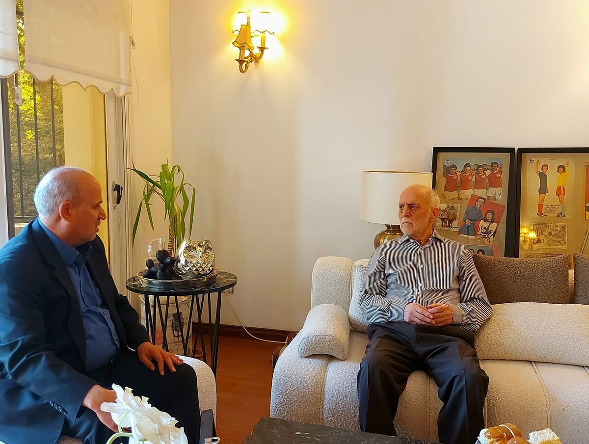 حضور رئیس فدراسیون فوتبال در منزل پیشکسوت پرسپولیس حضور رئیس فدراسیون فوتبال در منزل پیشکسوت پرسپولیس