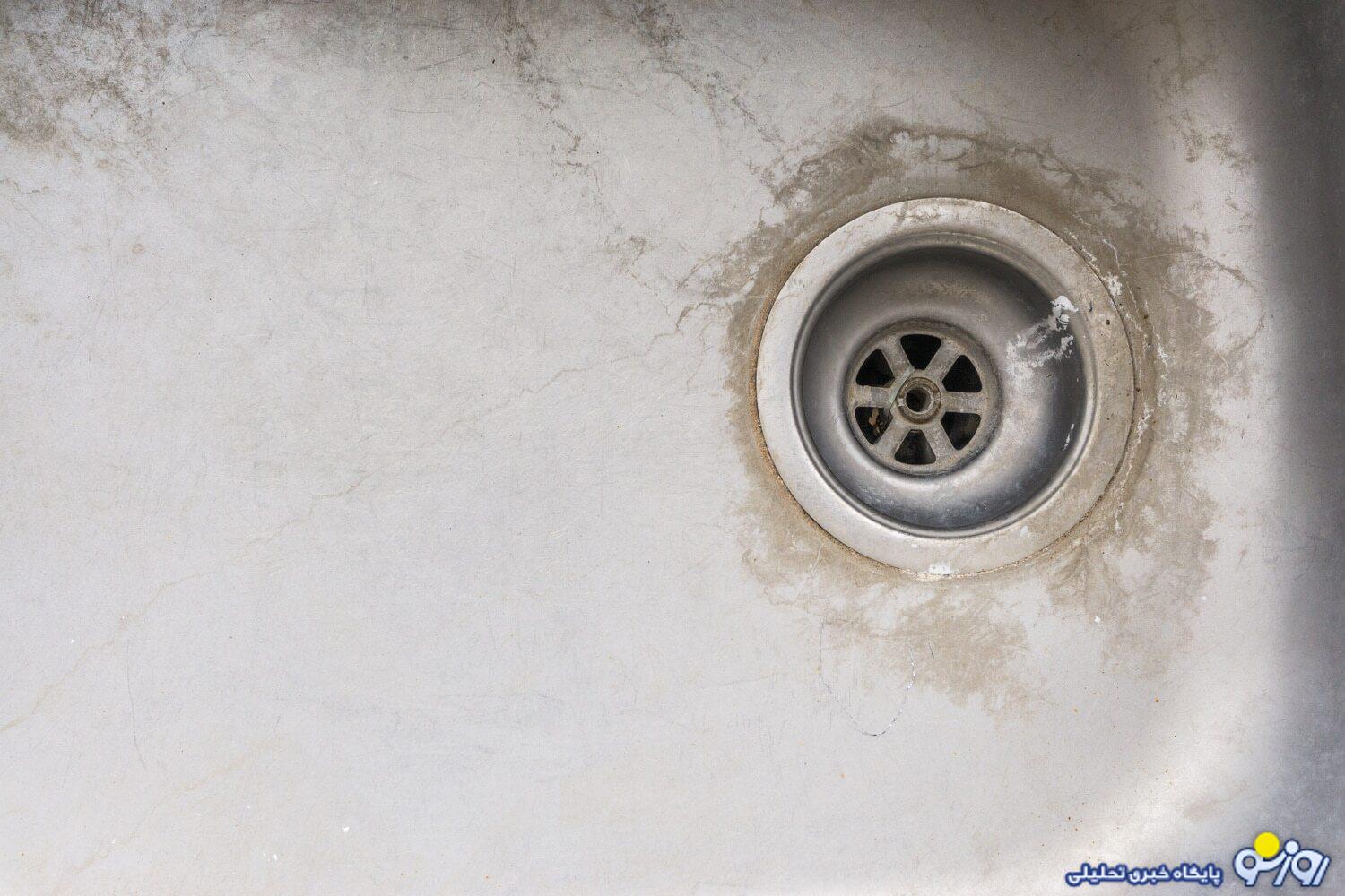 چگونه لکه‌های سینک ظرفشویی را به‌طور کامل از بین ببریم؟