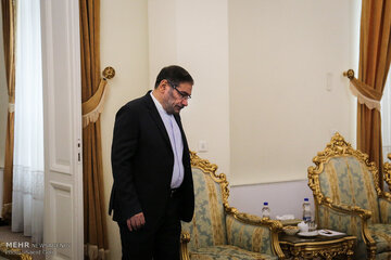 رسانه اصولگرا: آقای شمخانی می تواند انتشار فیلم خصوصی خانوادگی اش را پیگیری قضایی کمد، اما او فرد عادی نیست و باید پاسخ دهد به حجاب پایبند است؟ رسانه اصولگرا: آقای شمخانی می تواند انتشار فیلم خصوصی خانوادگی اش را پیگیری قضایی کمد، اما او فرد عادی نیست و باید پاسخ دهد به حجاب پایبند است؟