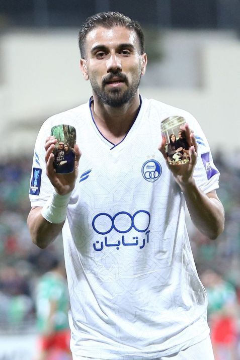 گلزن استقلال با عکس همسرش شادی کرد (عکس)