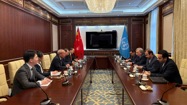 اولیانوف: چین، ایران و روسیه دور دیگری از رایزنیهای سنتی سه جانبه درباره پرونده هستهای تهران را برگزار کردند اولیانوف: چین، ایران و روسیه دور دیگری از رایزنیهای سنتی سه جانبه درباره پرونده هستهای تهران را برگزار کردند