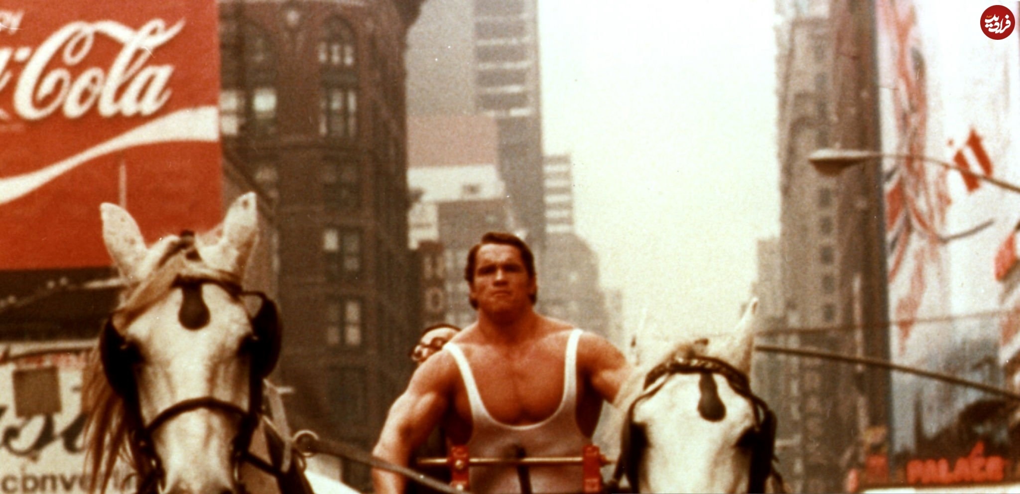 آرنولد در حال هدایت یک کالسکه