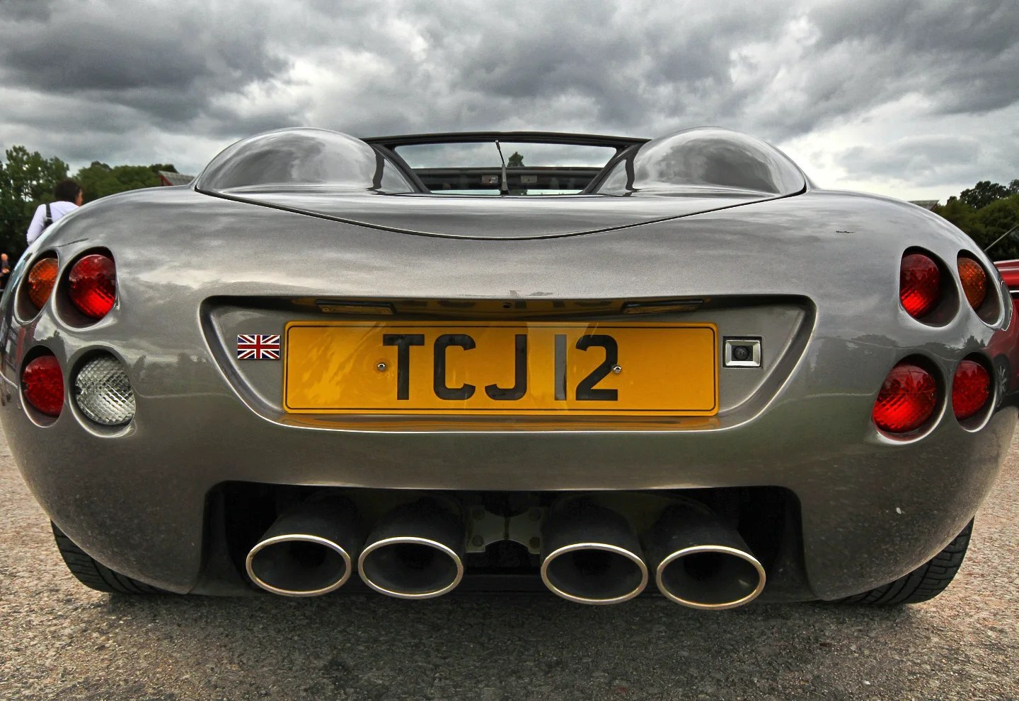 تصویری از خودروی اسپرت کمیاب رونآرت لایتنینگ (Ronart Lightning) مدل ۲۰۰۳ با طراحی کلاسیک و مدرن، که تنها ۶ دستگاه از آن توسط شرکت بریتانیایی رونآرت و با طراحی گوردون موری ساخته شده است.