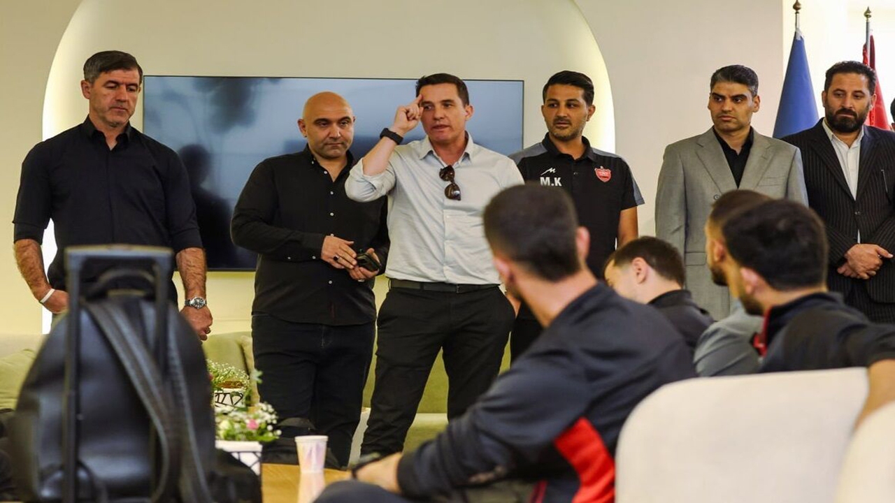 اوسمار با پرسپولیس به تبریز رفت؛ معارفه سرمربی جدید در جمع بازیکنان اوسمار با پرسپولیس به تبریز رفت؛ معارفه سرمربی جدید در جمع بازیکنان