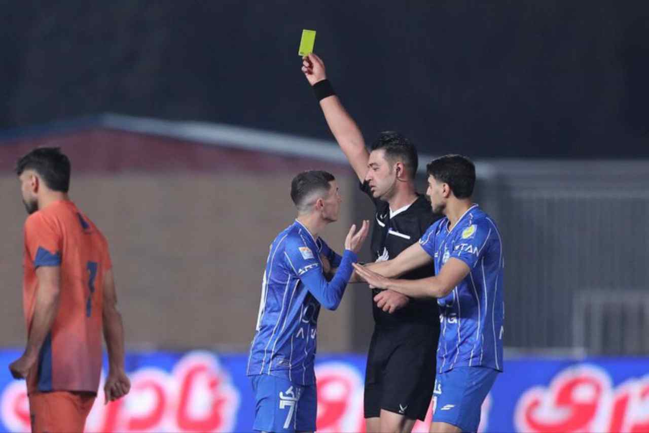 فدراسیون از موعود بنیادی فر دفاع کرد؛ تصمیمات او در بازی استقلال و پادیاب درست بود فدراسیون از موعود بنیادی فر دفاع کرد؛ تصمیمات او در بازی استقلال و پادیاب درست بود