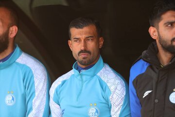 پشت پرده عصبانیت و اخراج رضاییان از استقلال / به خاطر یک بغل ساده! پشت پرده عصبانیت و اخراج رضاییان از استقلال / به خاطر یک بغل ساده!