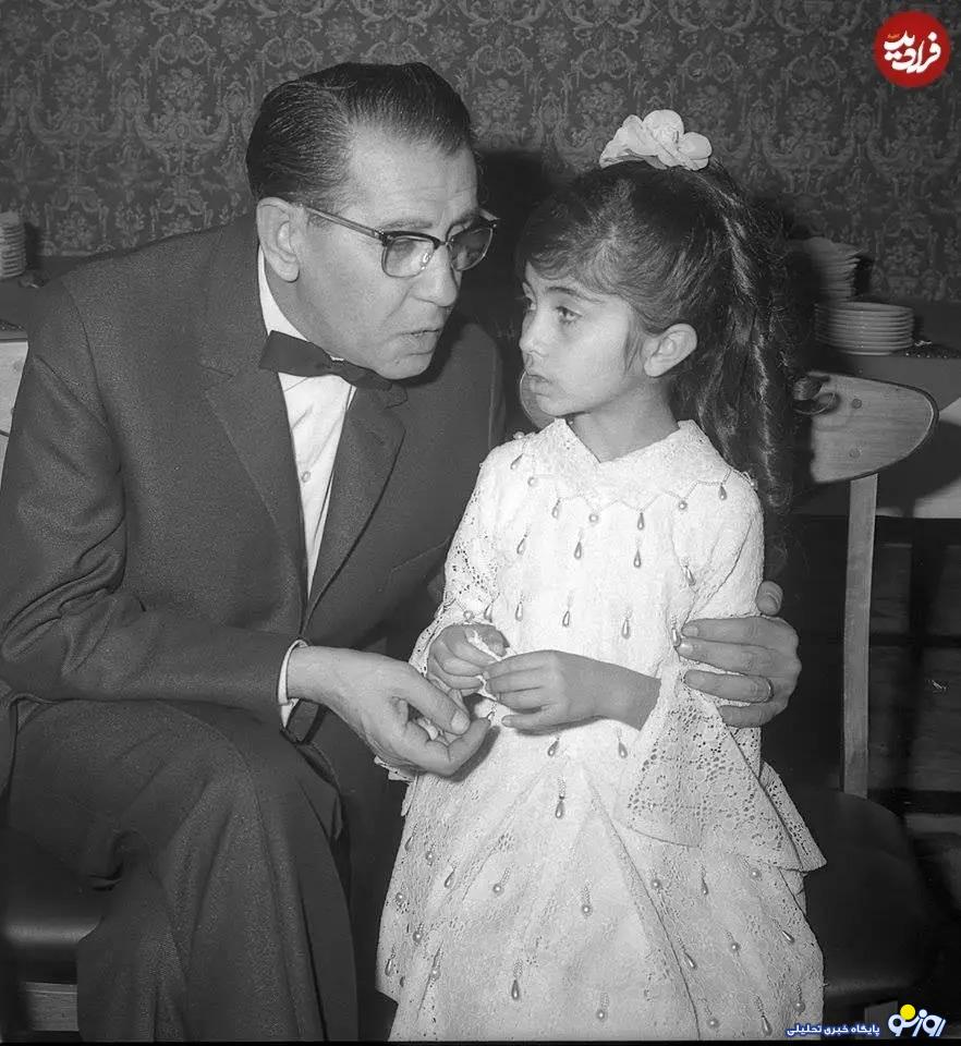 عکس جالب مکالمه جهانگیر فروهر با دخترش لیلا فروهر در دهه ۴۰ عکس جالب مکالمه جهانگیر فروهر با دخترش لیلا فروهر در دهه ۴۰
