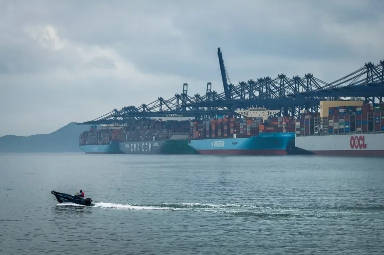 وال‌استریت ژورنال: نیرو‌های آمریکایی ماه گذشته میلادی، به یک کشتی باری که از چین به سوی ایران در حرکت بود حمله کردند / از این کشتی موادی توقیف شد که برای تسلیحات متعارف ایران، بالقوه مفید بودند / این مواد هم می‌توانند کاربرد نظامی داشته باشند هم غیرنظامی