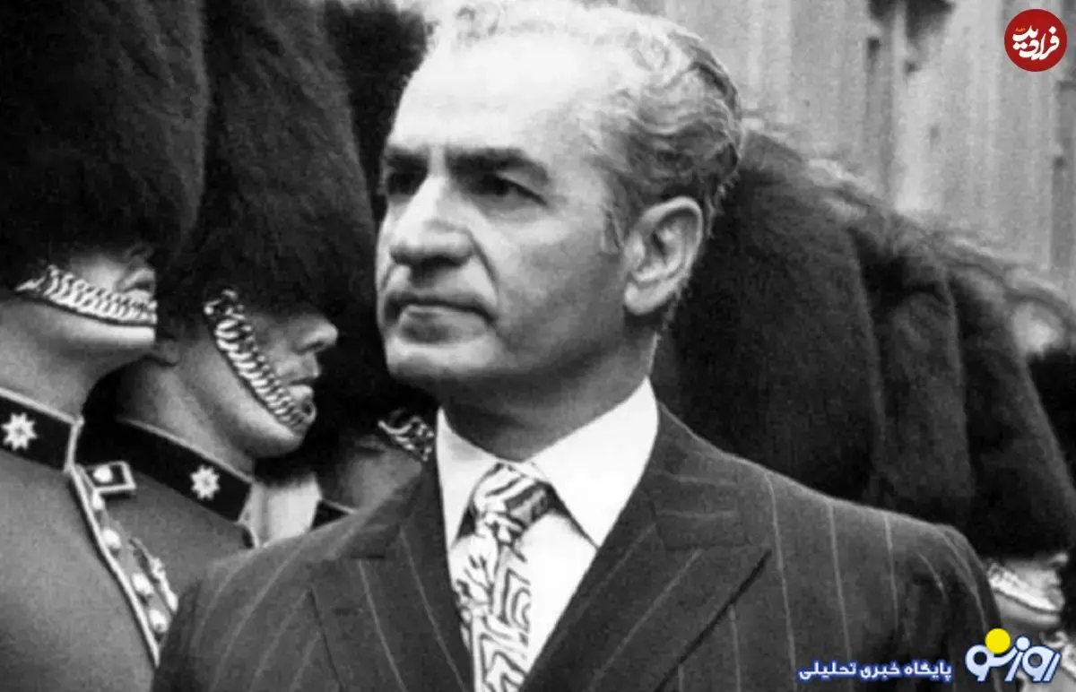 تصویری محمدرضا پهلوی در حال اعطای نشان افتخار به امامعلی حبیبی تصویری محمدرضا پهلوی در حال اعطای نشان افتخار به امامعلی حبیبی