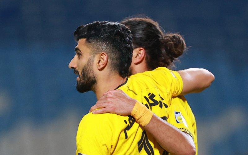 حاشیه عجیب برای تیم سپاهان در فرودگاه اهواز؛ درگیری میلاد زکی پور و محمد دانشگر با یک هوادار! حاشیه عجیب برای تیم سپاهان در فرودگاه اهواز؛ درگیری میلاد زکی پور و محمد دانشگر با یک هوادار!