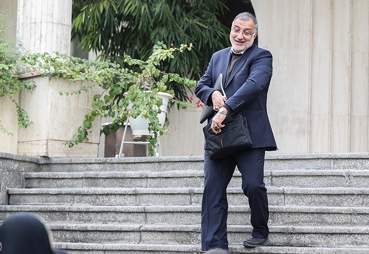 توجیه زاکانی درباره چمنکاری «میدان آزادی» در روزهای بی آبی تهران: آنها چمنهای کمآببر هستند توجیه زاکانی درباره چمنکاری «میدان آزادی» در روزهای بی آبی تهران: آنها چمنهای کمآببر هستند