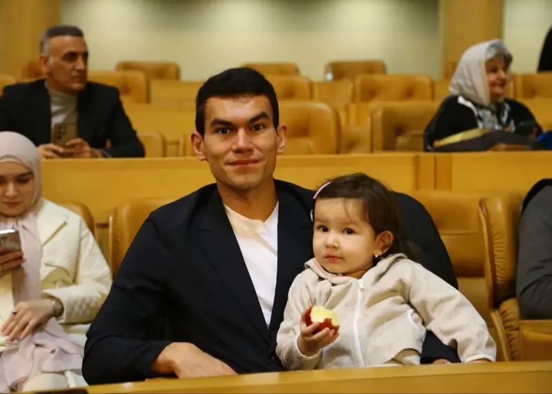 عکس از رستم آشورماتوف و دخترش در جشن ۸۰ سالگی استقلال