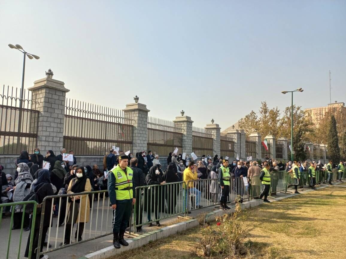 تصویری از تجمع اعتراضی مقابل مجلس شورای اسلامی/ ماجرا چیست؟