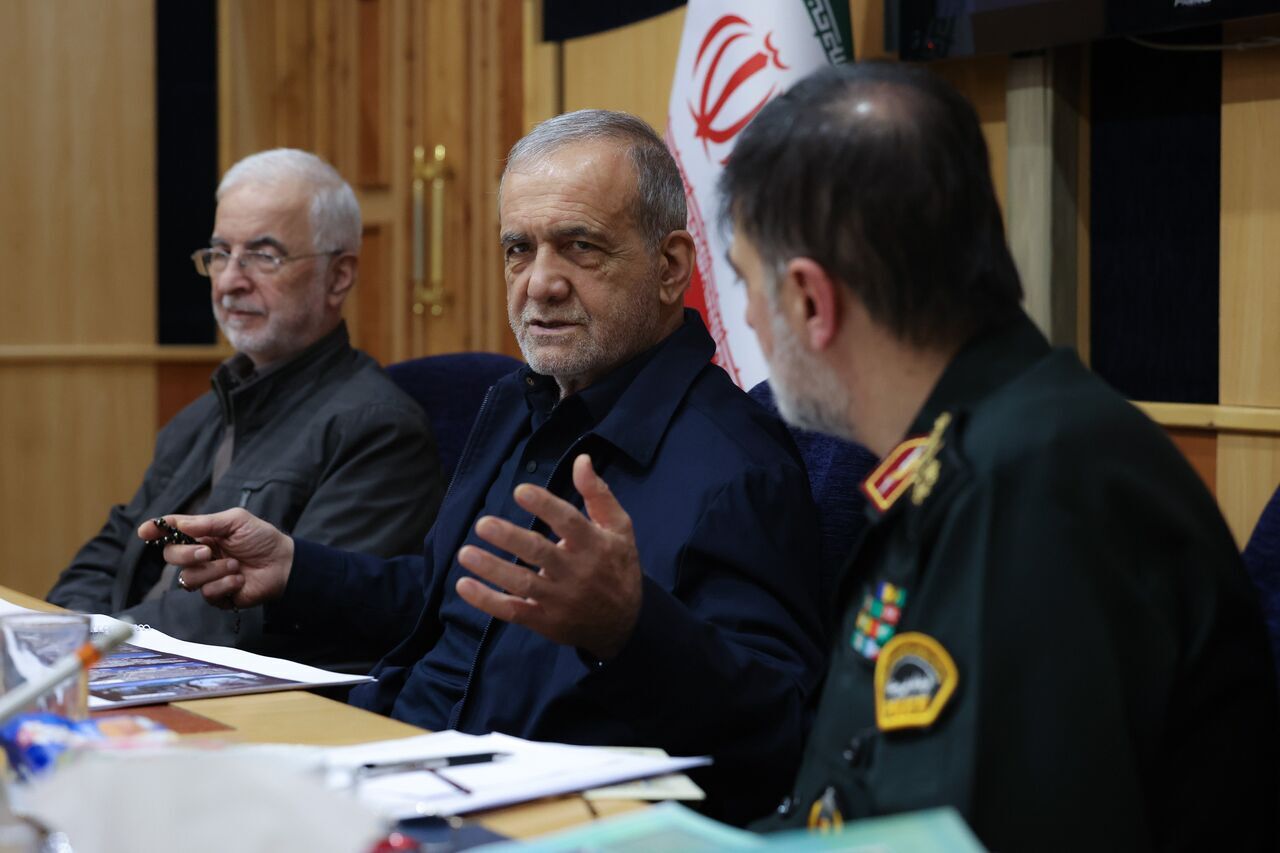 پزشکیان: اکنون یا باید وارد مذاکره شویم، یا در وضعیت «نه جنگ و نه صلح» باقی بمانیم، یا مسیر جنگ را ادامه دهیم/ ترجیح عقلانی این است که پیروزی نیروهای مسلح در میدان نبرد، در عرصه دیپلماسی تکمیل شود/ چنانچه توافقی با در نظر گرفتن دغدغههای رهبر معظم انقلاب و مصالح ملت حاصل شود، بر عهد خود پایبند خواهیم بود/ این مقطع از تاریخ کشور، در بسیاری از ابعاد بیسابقه بوده پزشکیان: اکنون یا باید وارد مذاکره شویم، یا در وضعیت «نه جنگ و نه صلح» باقی بمانیم، یا مسیر جنگ را ادامه دهیم/ ترجیح عقلانی این است که پیروزی نیروهای مسلح در میدان نبرد، در عرصه دیپلماسی تکمیل شود/ چنانچه توافقی با در نظر گرفتن دغدغههای رهبر معظم انقلاب و مصالح ملت حاصل شود، بر عهد خود پایبند خواهیم بود/ این مقطع از تاریخ کشور، در بسیاری از ابعاد بیسابقه بوده