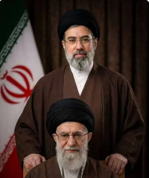 آیت الله سید مجتبی خامنه‌ای بر پیکر پدر نماز می‌خواند؟