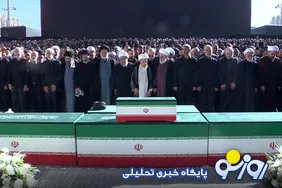 اقامه نماز بر پیکر رهبر شهید انقلاب و خانواده ایشان
