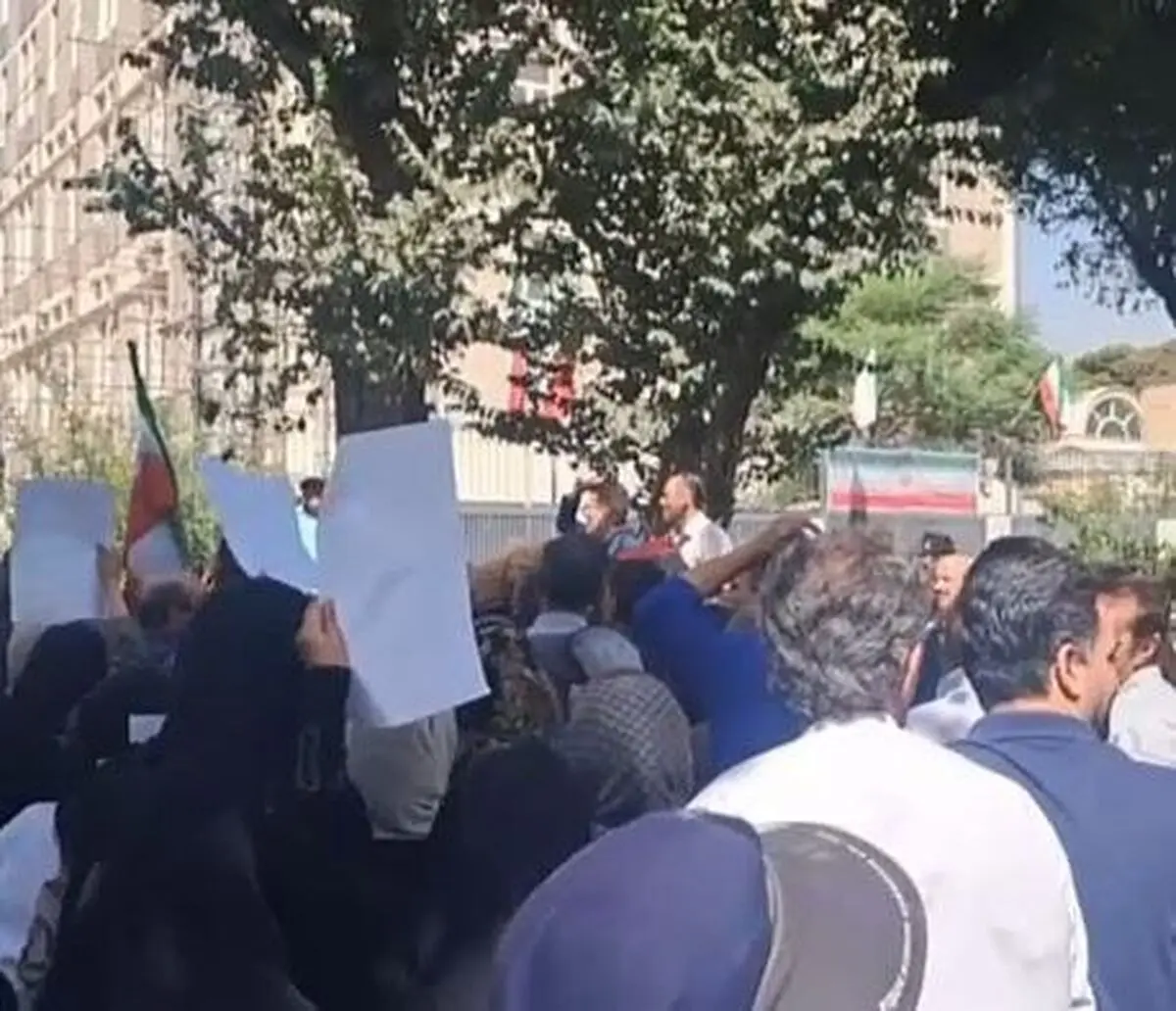 تجمع معلمان شاغل و بازنشسته مقابل سازمان برنامه و بودجه