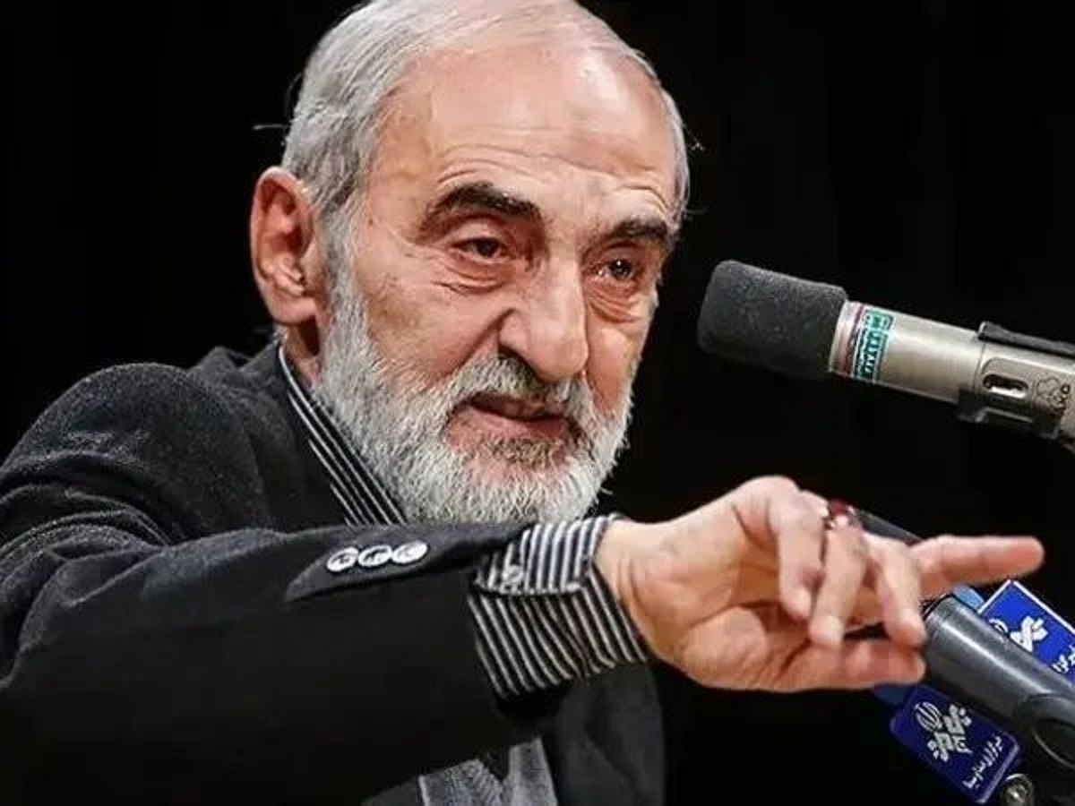 حمله حسین شریعتمداری به پزشکیان / چرا رئیسجمهور اطلاعات نظامی را افشا میکند؟ حمله حسین شریعتمداری به پزشکیان / چرا رئیسجمهور اطلاعات نظامی را افشا میکند؟
