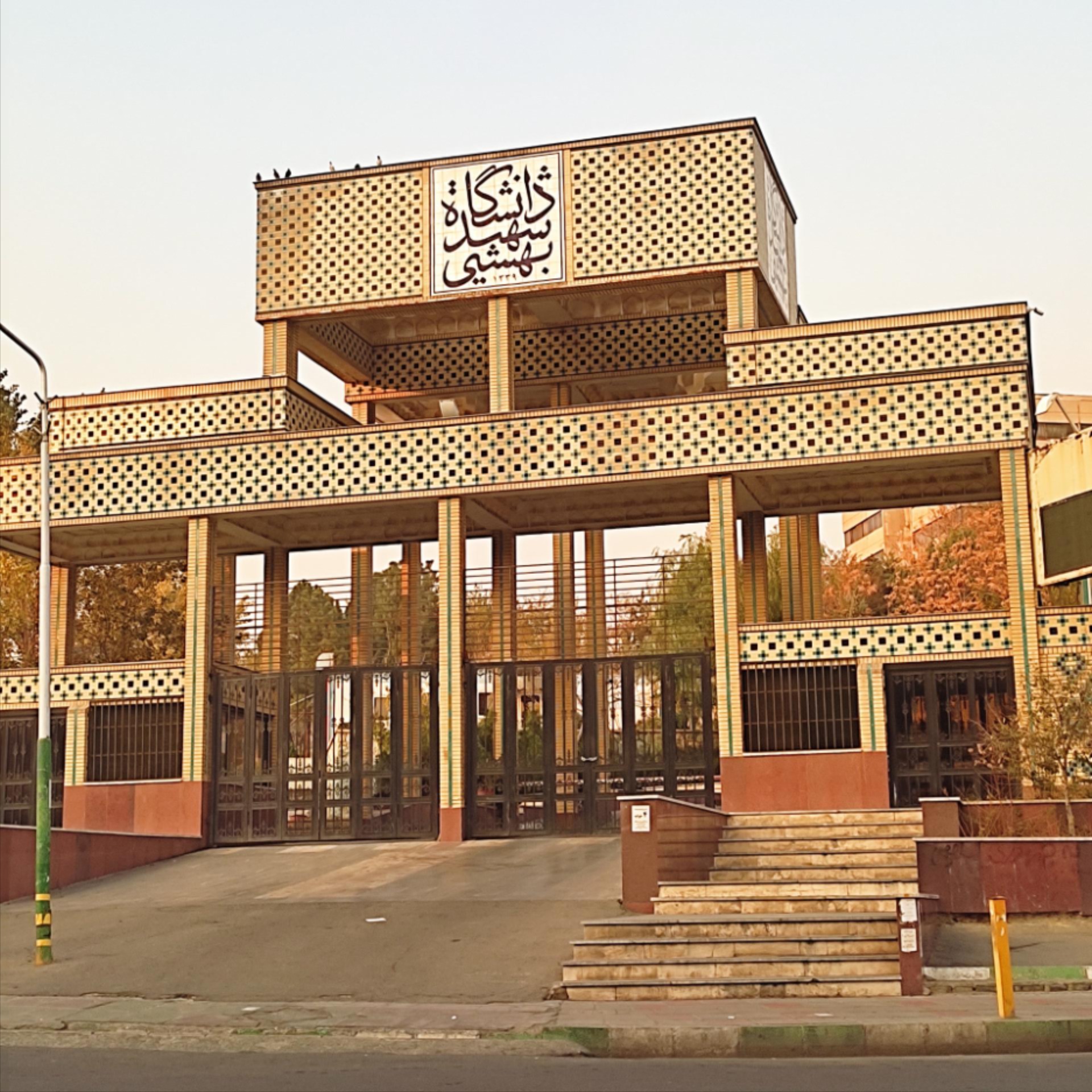 سکوت یعنی هنوز دانشجو هستی، اما زمانی که صحبت کنی اخراجی می‌شوی!