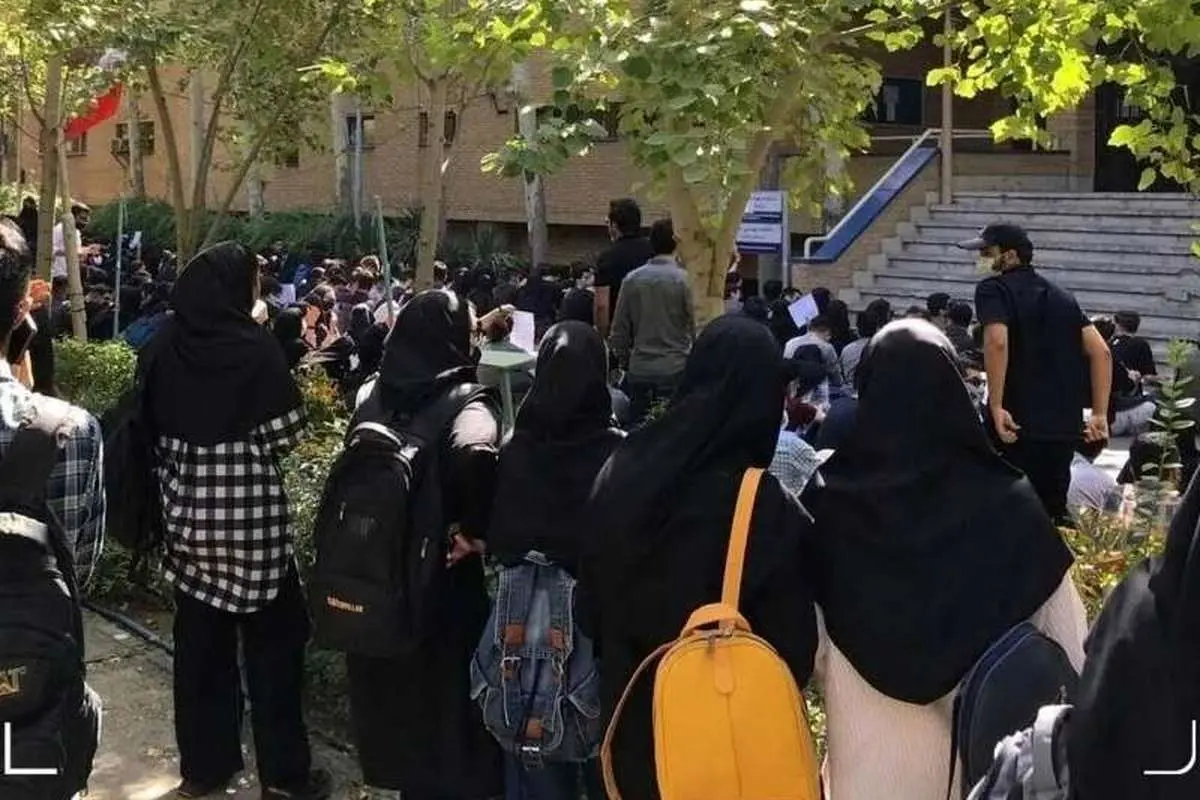 دو دانشجو به دلیل آتش‌زدن پرچم اخراج شدند