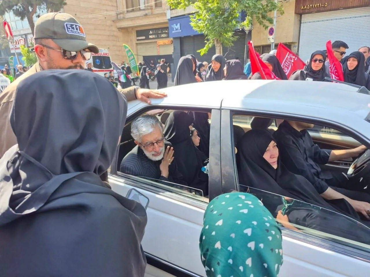 عکسی از تسلیت مردم به حدادعادل برای شهادت دخترش زهرا
