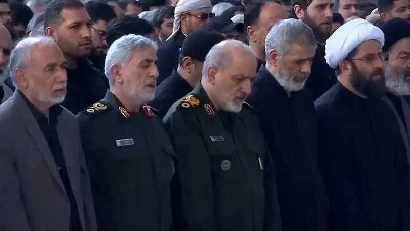 چه کسانی در صف اول نماز رهبر شهید حاضر بودند؟