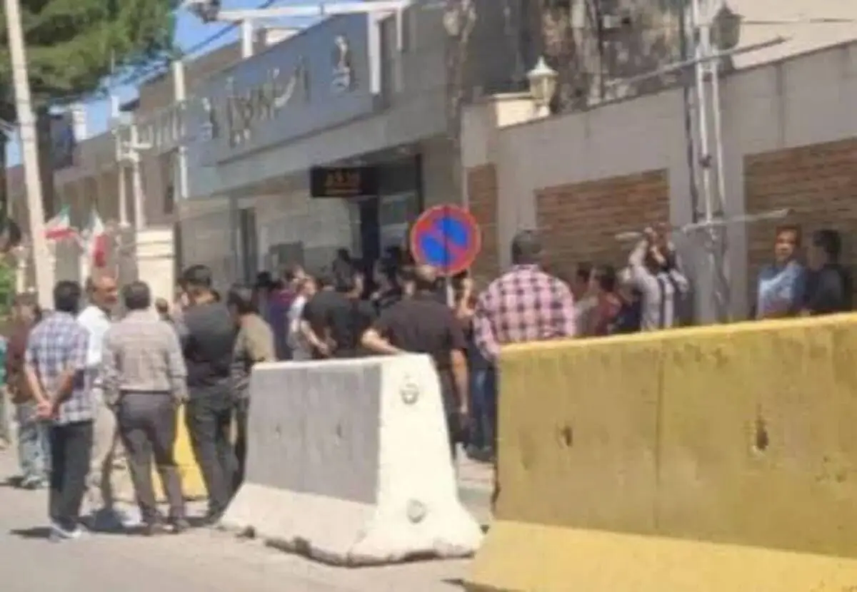 تجمع کارگران «پویا نخ ایلام» مقابل ساختمان استانداری