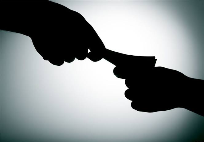 برخی با پنهان شدن پشت نام رییسجمهور شهید، تخلفات مدیریتی خود را توجیه میکنند برخی با پنهان شدن پشت نام رییسجمهور شهید، تخلفات مدیریتی خود را توجیه میکنند