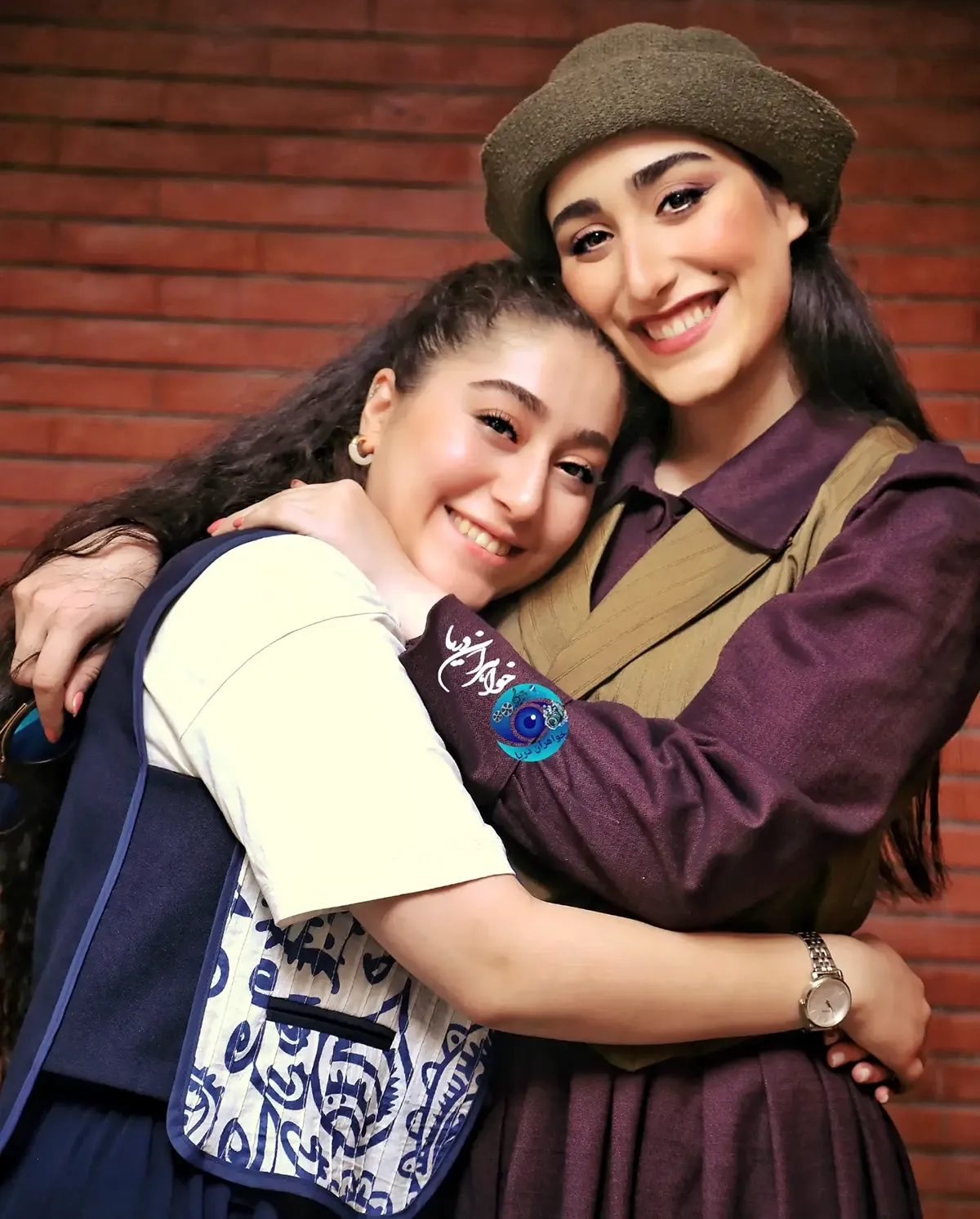 تصاویری از خانواده ” ژاله صامتی ” در پشت صحنه یک نمایش